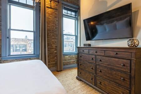 Hip Urban Loft - Small Town Charm - 124 Lofts #1 West Dundee Exterior photo