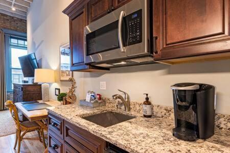 Hip Urban Loft - Small Town Charm - 124 Lofts #1 West Dundee Exterior photo