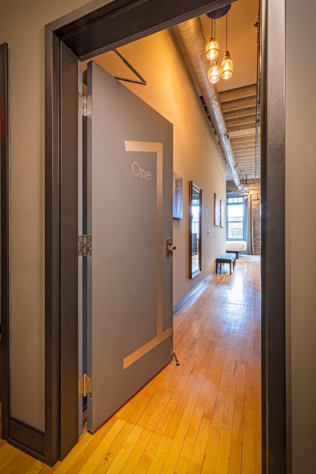 Hip Urban Loft - Small Town Charm - 124 Lofts #1 West Dundee Exterior photo